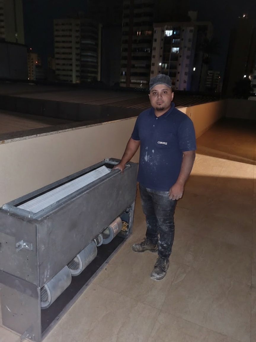 Técnico da Climatiz avaliando condensadora de ar condicionado com multímetro